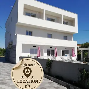Apartmant & Rosa Medulin Penzion